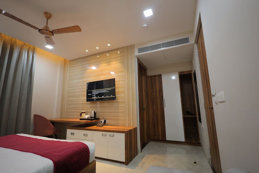 Фото Hotel Taj Crown Plaza