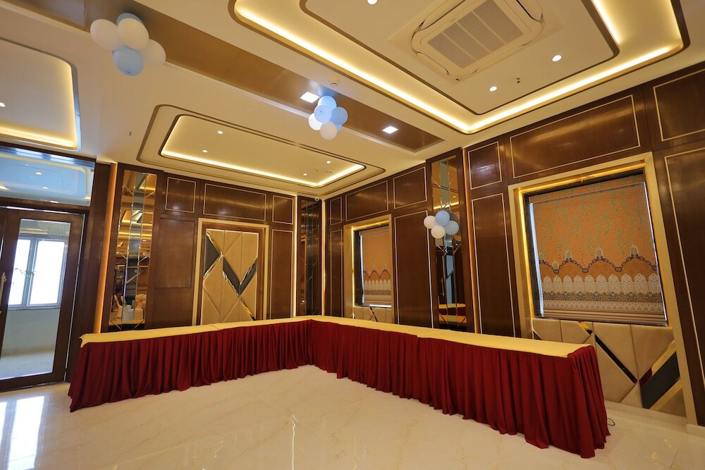Фото Hotel Taj Crown Plaza