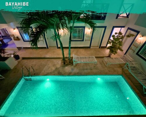 Гостиница Tribe Inn & Rooftop Lounge