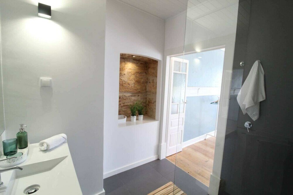 Фото Lovely Bedroom With Patio in Lisbon