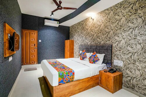 Гостиница Fabhotel The Life в Сурате