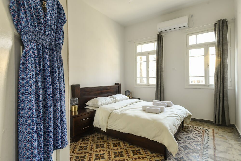 Фото Vintage Charm 1br Apt w Balcony & View