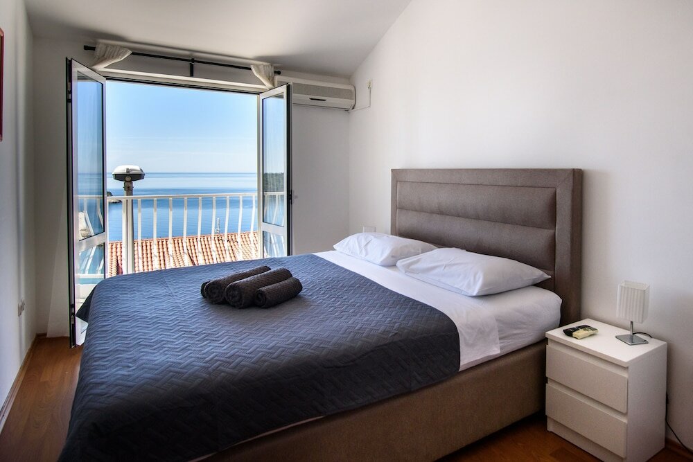 Фото Zenith Apartment by DuHomes