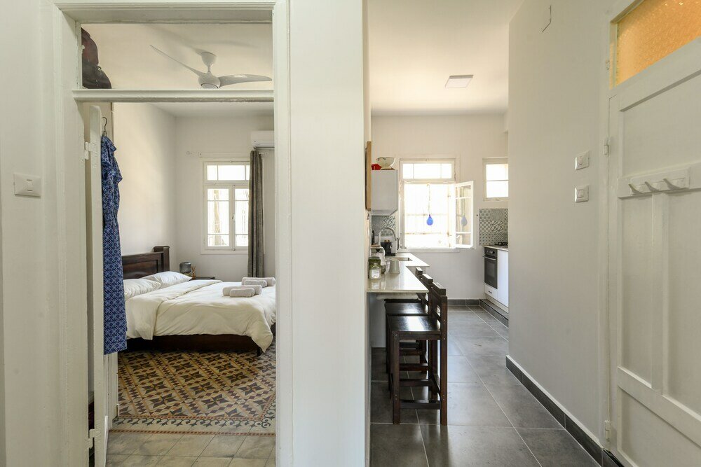 Фото Vintage Charm 1br Apt w Balcony & View