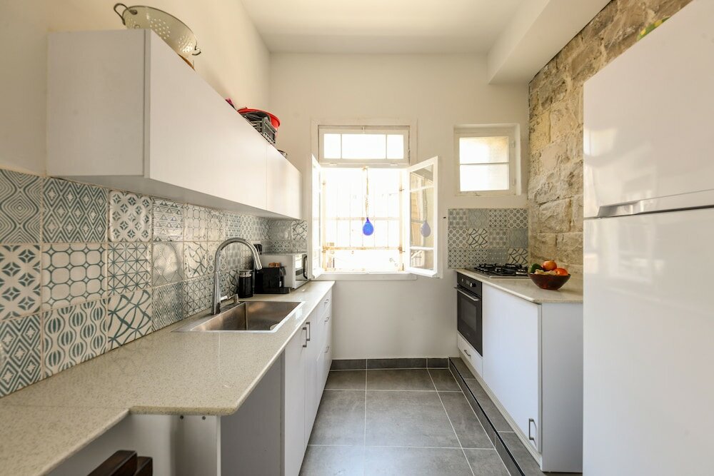 Фото Vintage Charm 1br Apt w Balcony & View