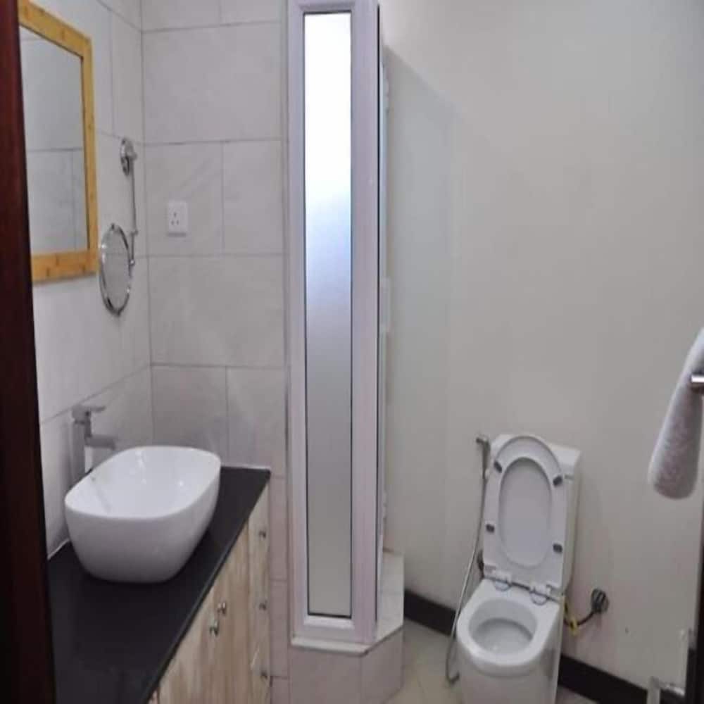 Фото Sunset Boulevard Beachfront Apartment