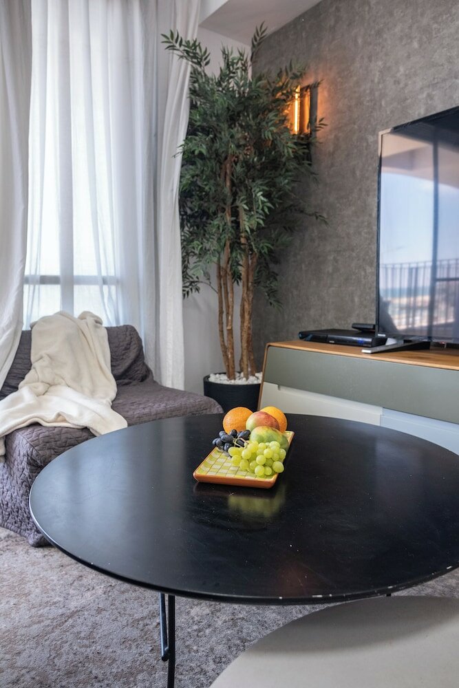 Фото Stylish 1br Beach-Front Apt w Sea View