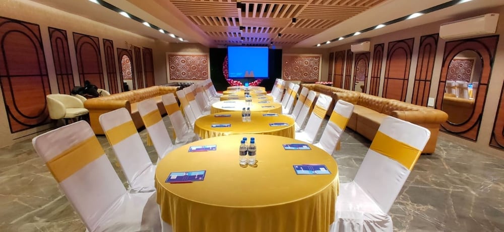 Фото Rnb Select Hotel Walk in Lucknow