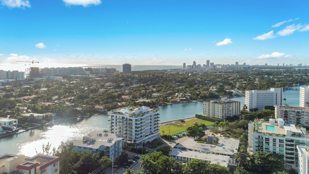 Фото Stunning 2br 2ba Bay Harbour with Pool