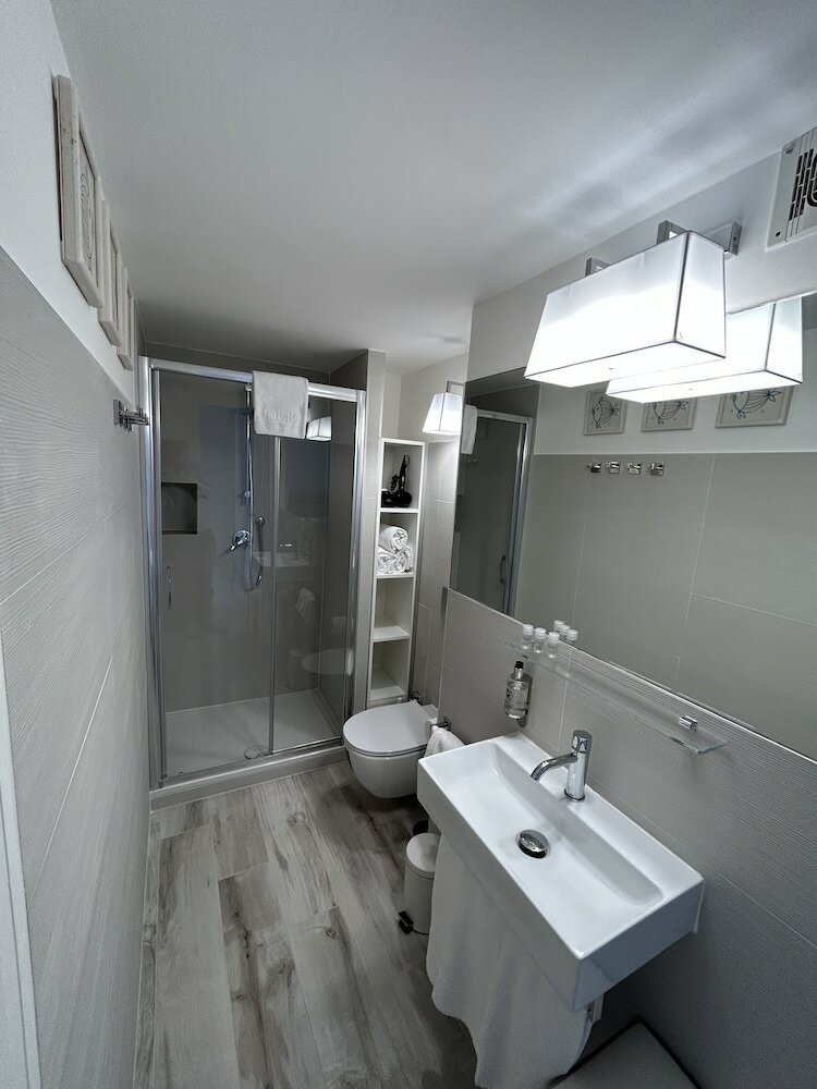 Фото Aenea Superior Inn