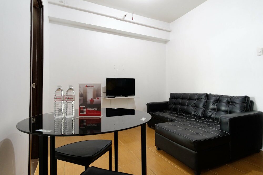 Фото Reddoorz Plus @ Pioneer Woodlands Mandaluyong