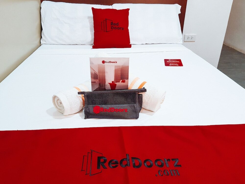Фото RedDoorz @ Caimito Drive Dampas