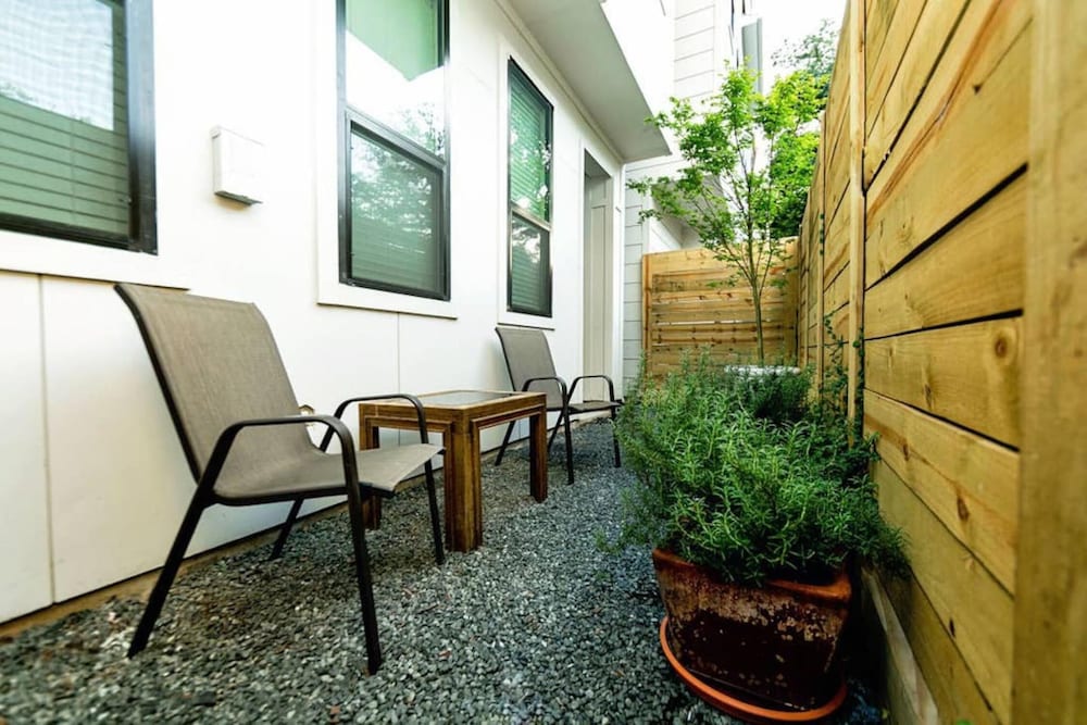 Фото Montrose Guesthouse Suites