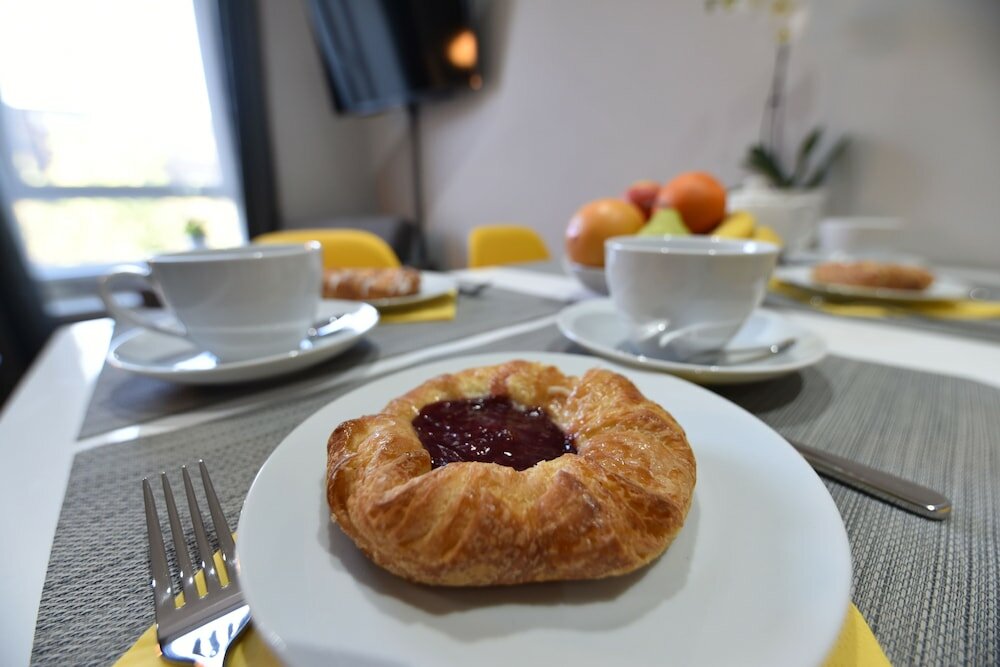 Фото First - Meadowbank House Apartment