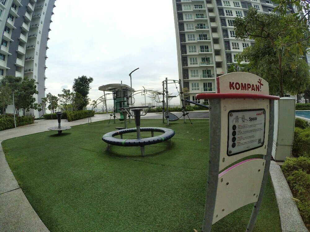 Фото City Living with Panoramic Sea Views at Danga Bay