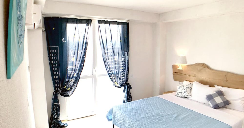 Фото Simple Pleasures Hotel