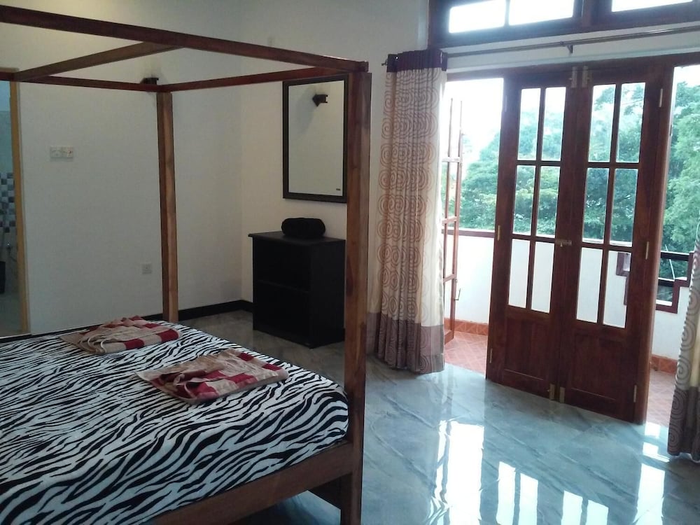 Фото Lizzie Villa Guest House