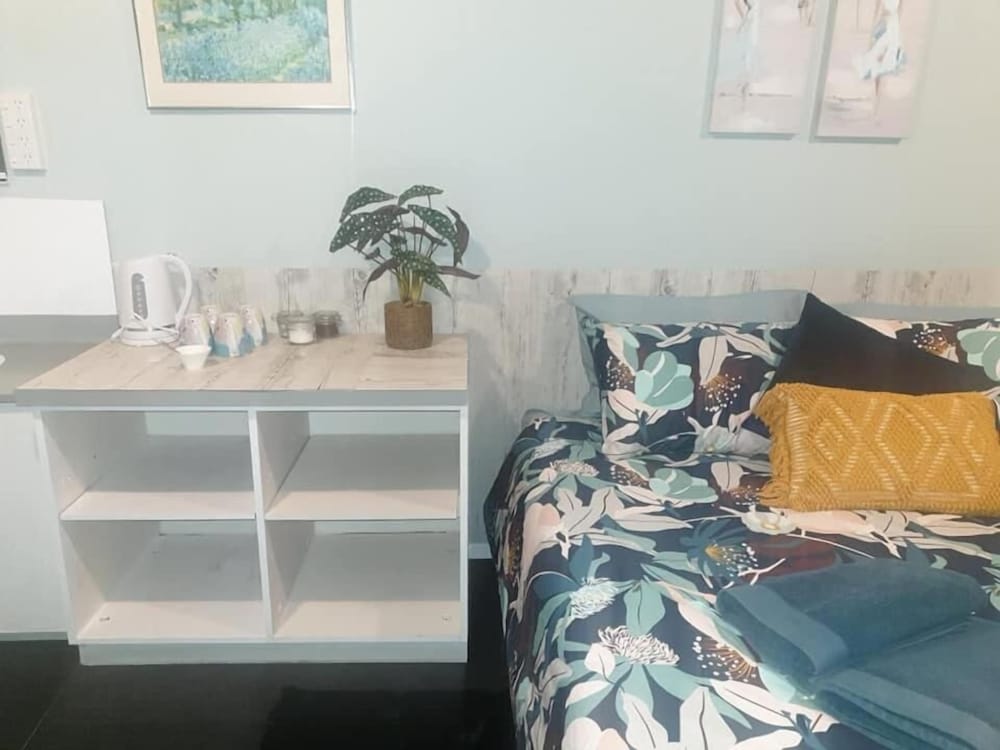 Фото Piwaka Lodge and Backpackers