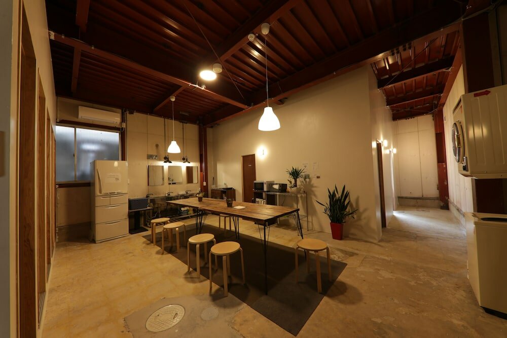 Фото Fan Aburatsu Sports Bar & Hostel