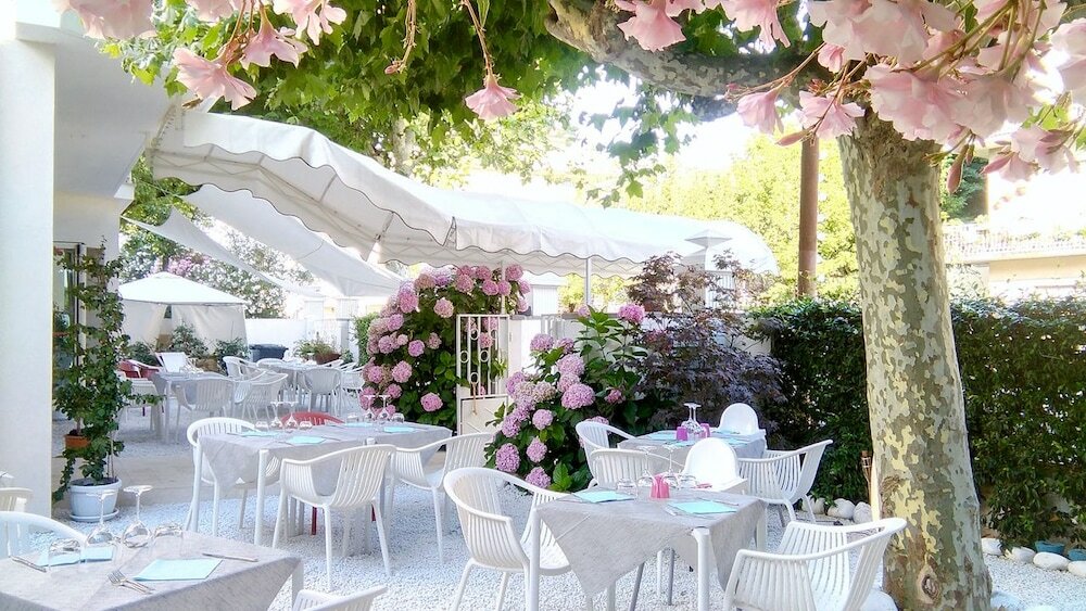 Фото Petit Hotel