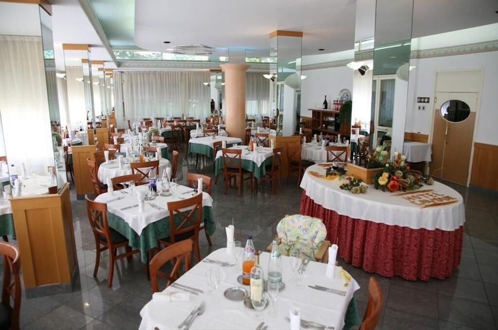 Фото Hotel Cavour Cesenatico