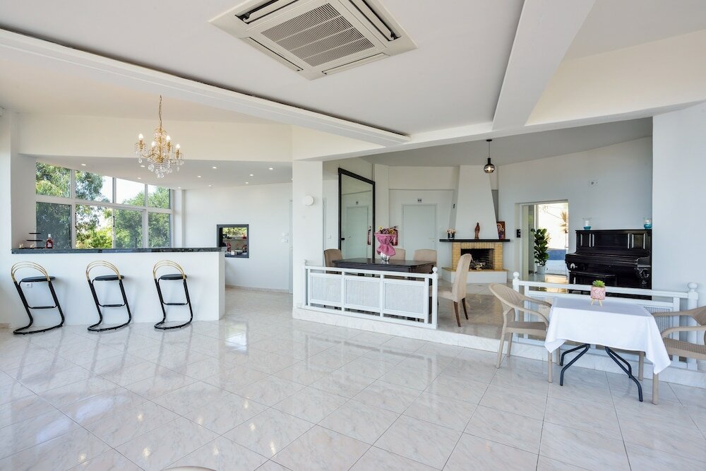 Фото Loucerna Suites Chania