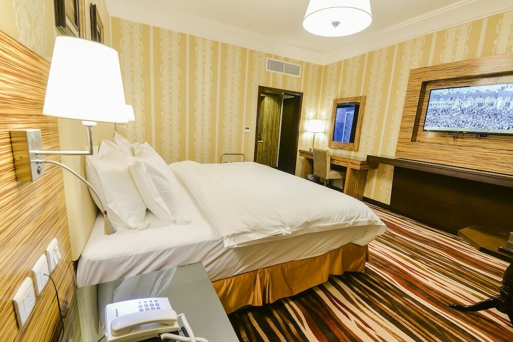 Фото Crown Town Hotel