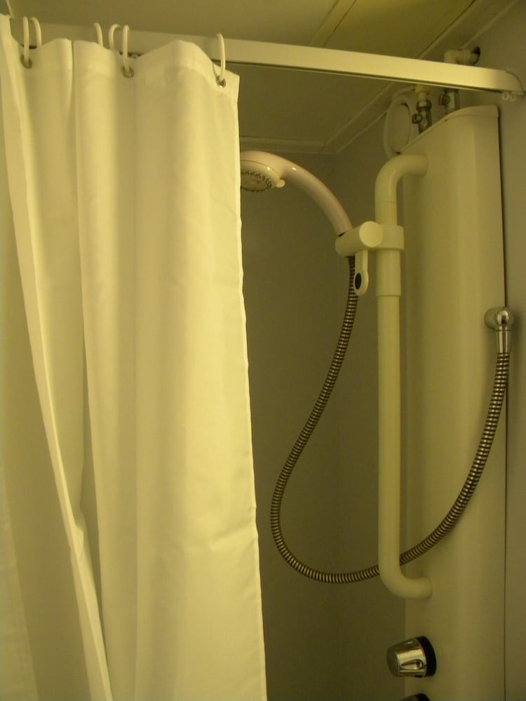 Фото Woolmanhill City Centre - Campus Accommodation