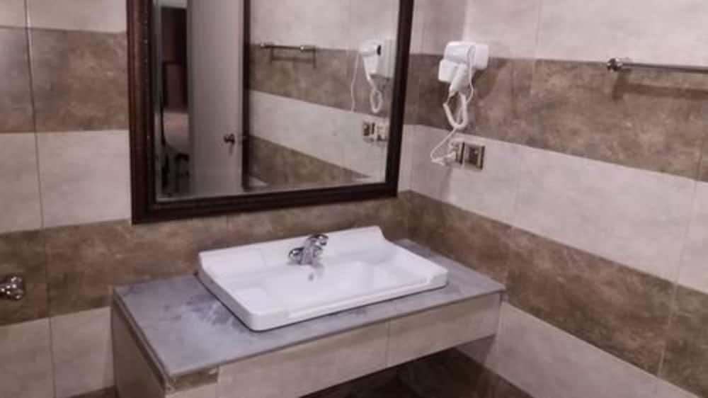 Фото Hotel Fortress Lahore