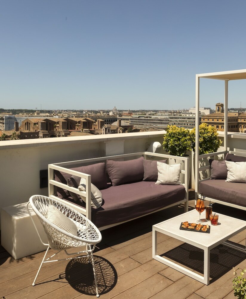 Фото The Independent Hotel