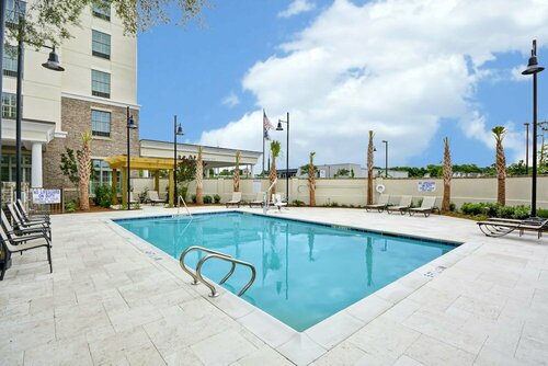 Гостиница Hampton Inn & Suites Charleston Airport в Норт-Чарлстоне