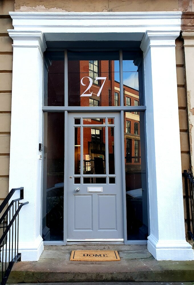 Фото Vibrant Spacious Apartment In West End