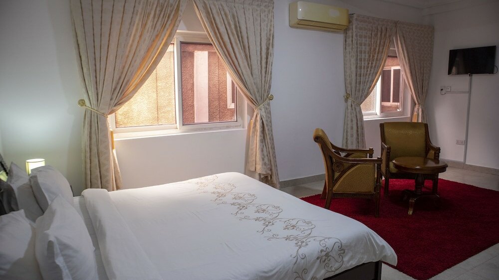 Фото His Majesty's Hotel and Apartments