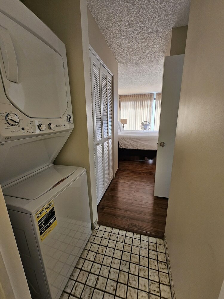 Фото Discovery Bay One Bedroom Condos with Kitchen & Free Wifi!