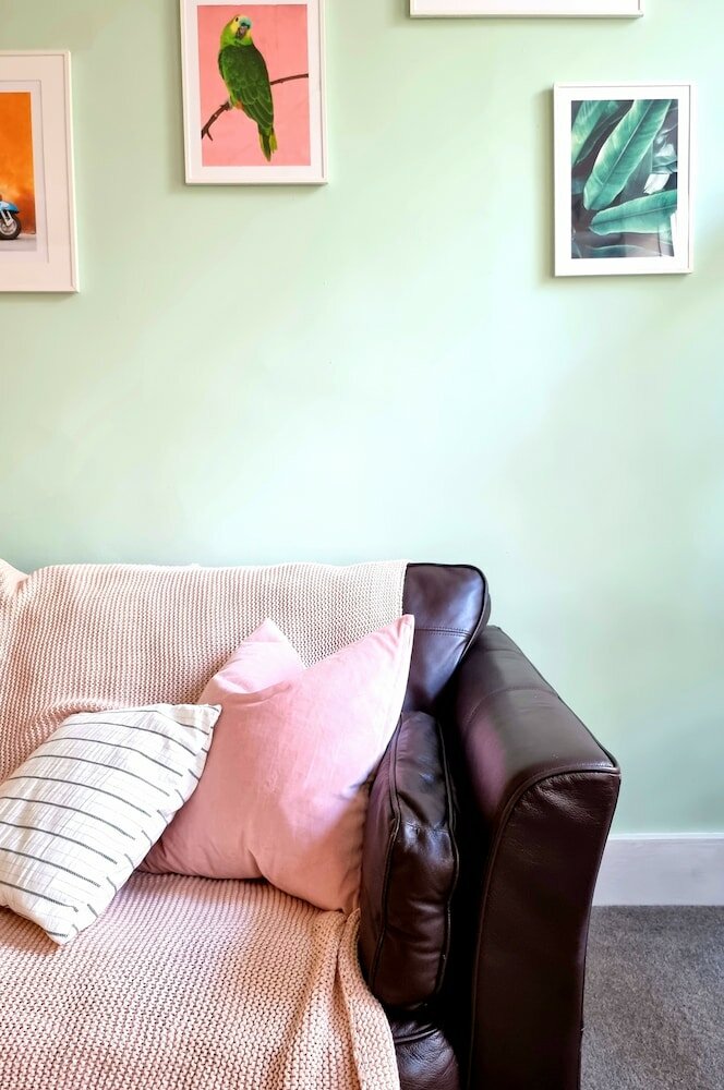 Фото Vibrant Spacious Apartment In West End