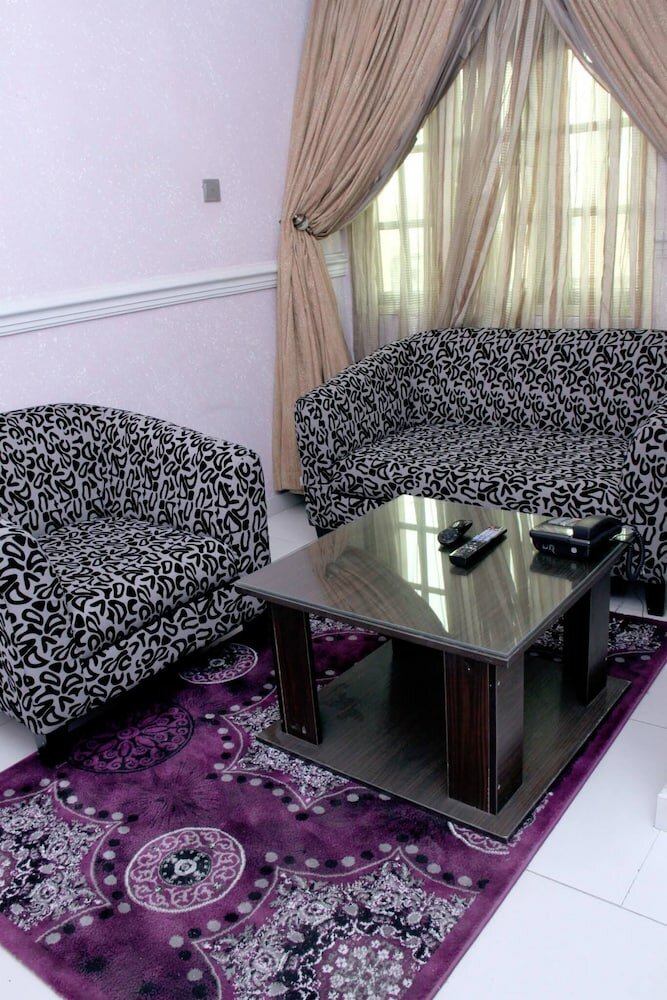 Фото Queensgate Continental Hotel and Suites