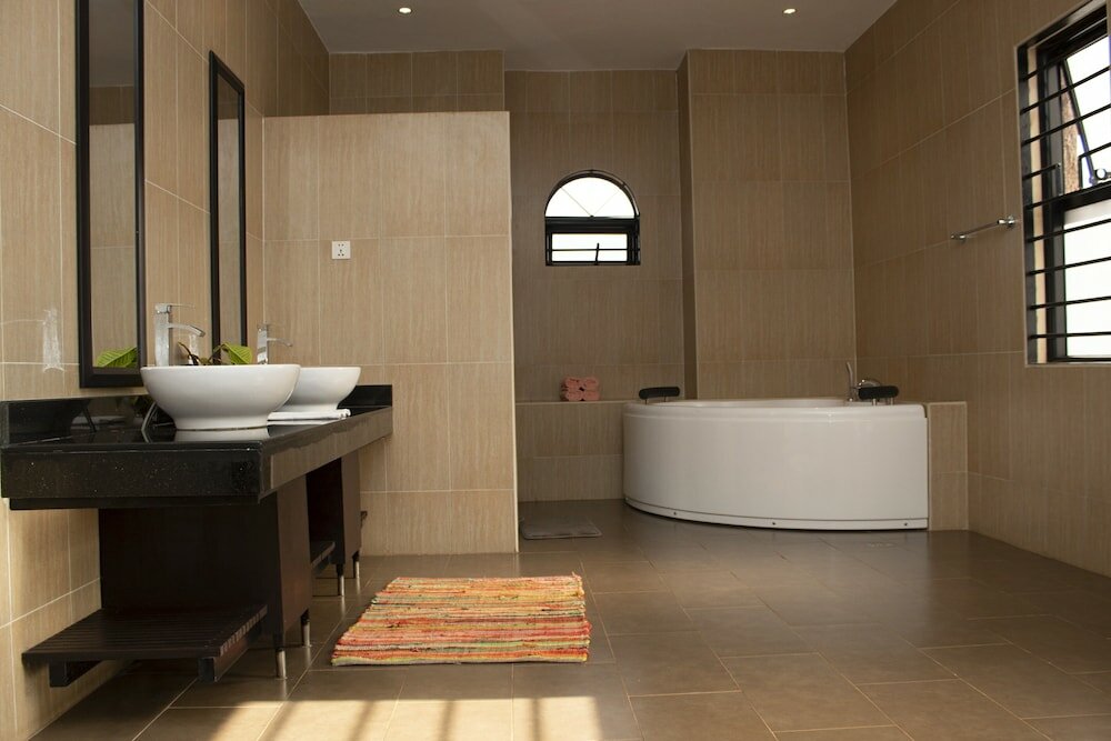 Фото The Hive Entebbe Guesthouse