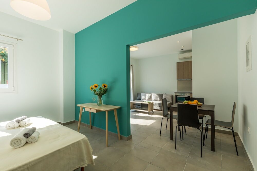 Фото Local Hostel & Suites