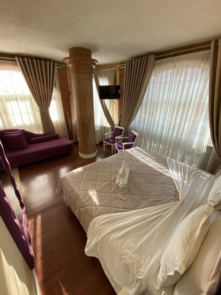 Фото The Red Bricks Hotel