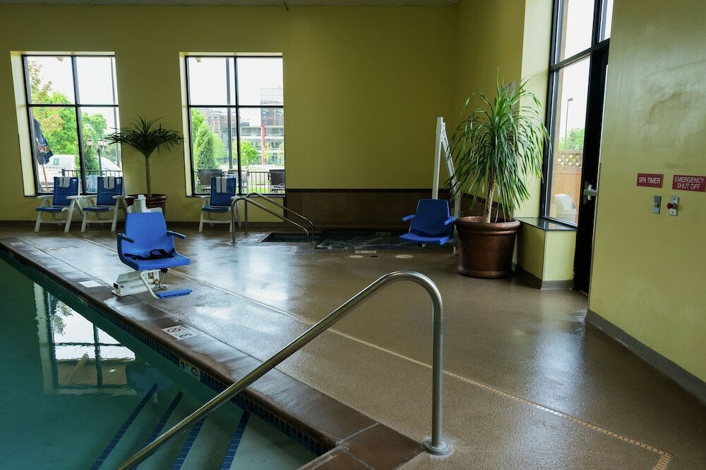 Фото Embassy Suites by Hilton Minneapolis North