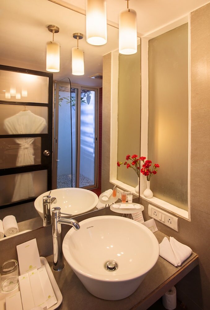 Фото Whispering Palms Beach Resort