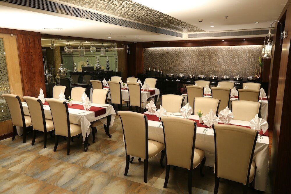 Фото M Crown Hotel