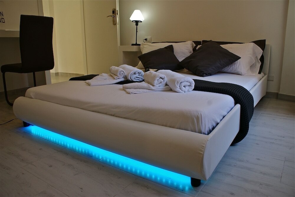 Фото Empire Suites