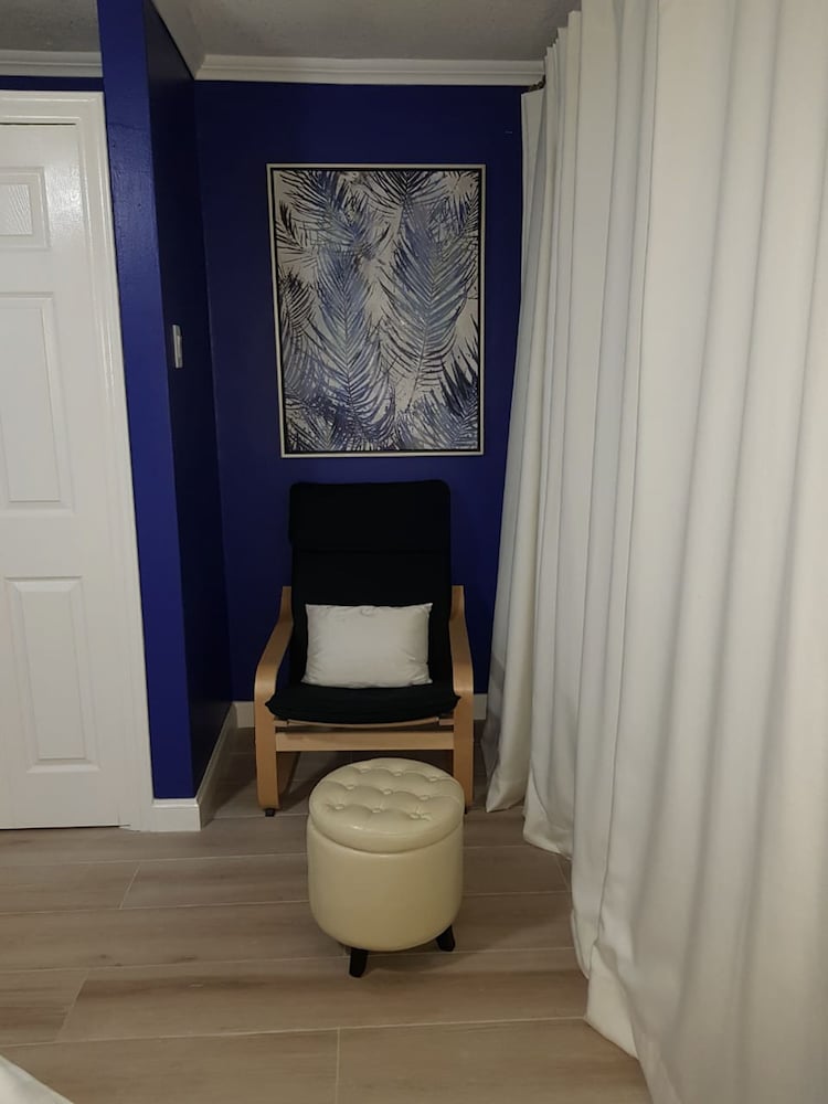 Фото New Kingston Apt at Kensington Court