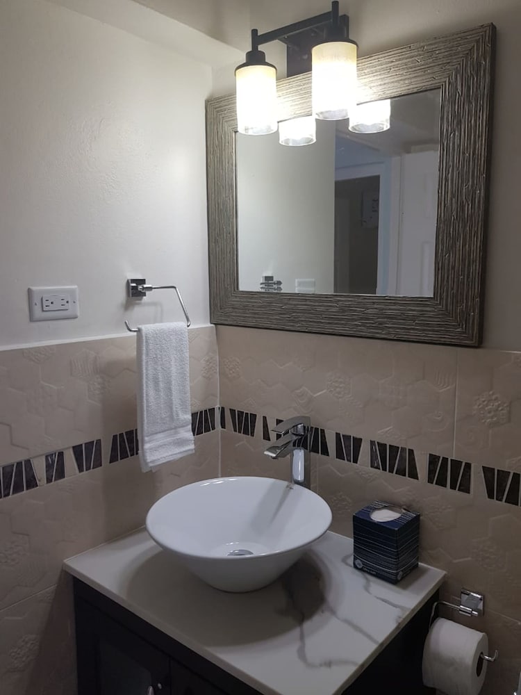 Фото New Kingston Apt at Kensington Court