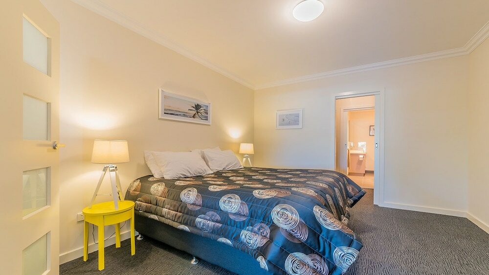 Фото Thompson Avenue Apartments No. 1