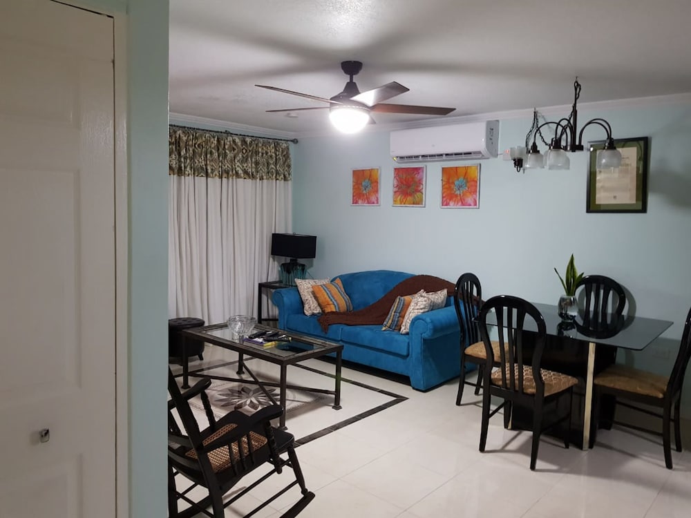 Фото New Kingston Apt at Kensington Court