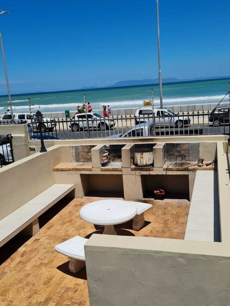 Фото Silver lining beach apartment