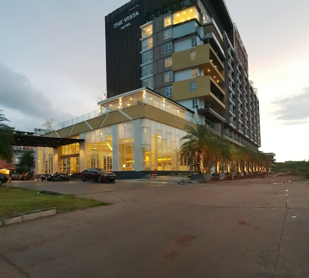 Фото The Vista Hotel