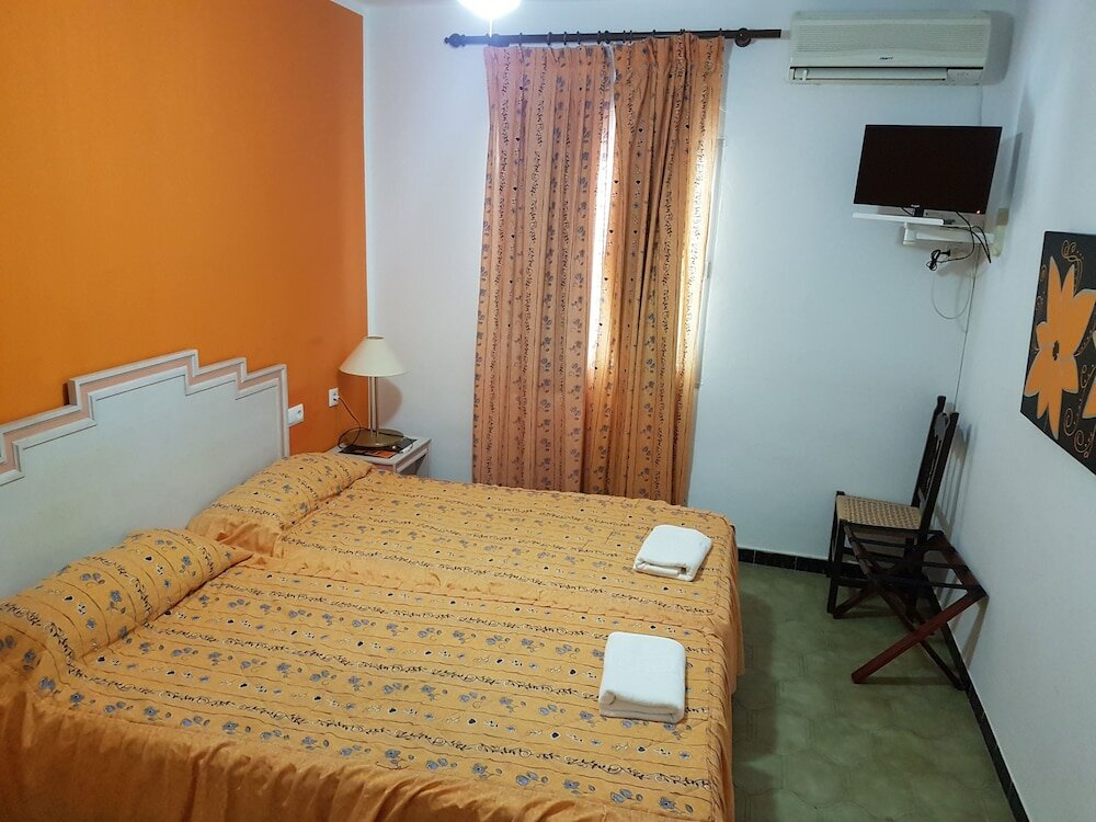 Фото Hostal Los Arcos